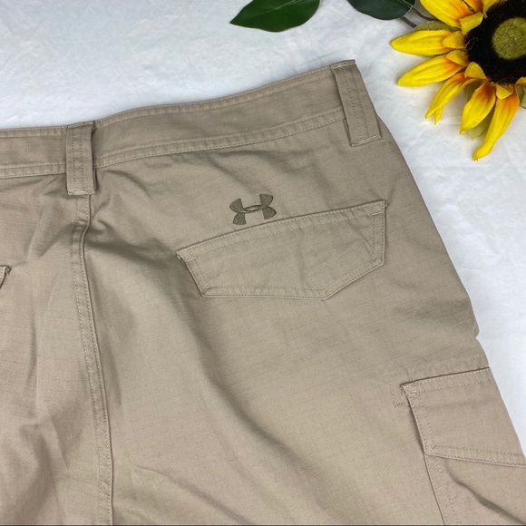 ❌SOLD❌ Under Armour Khaki Cargo Heat Gear Loose - Picture 6 of 8